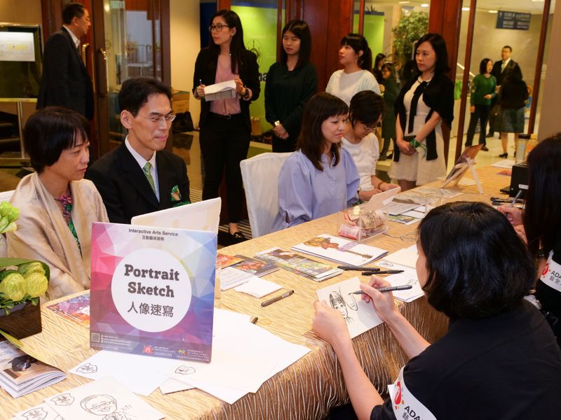 大會再次邀請兩位展能藝術家為嘉賓繪畫觸感人像畫。